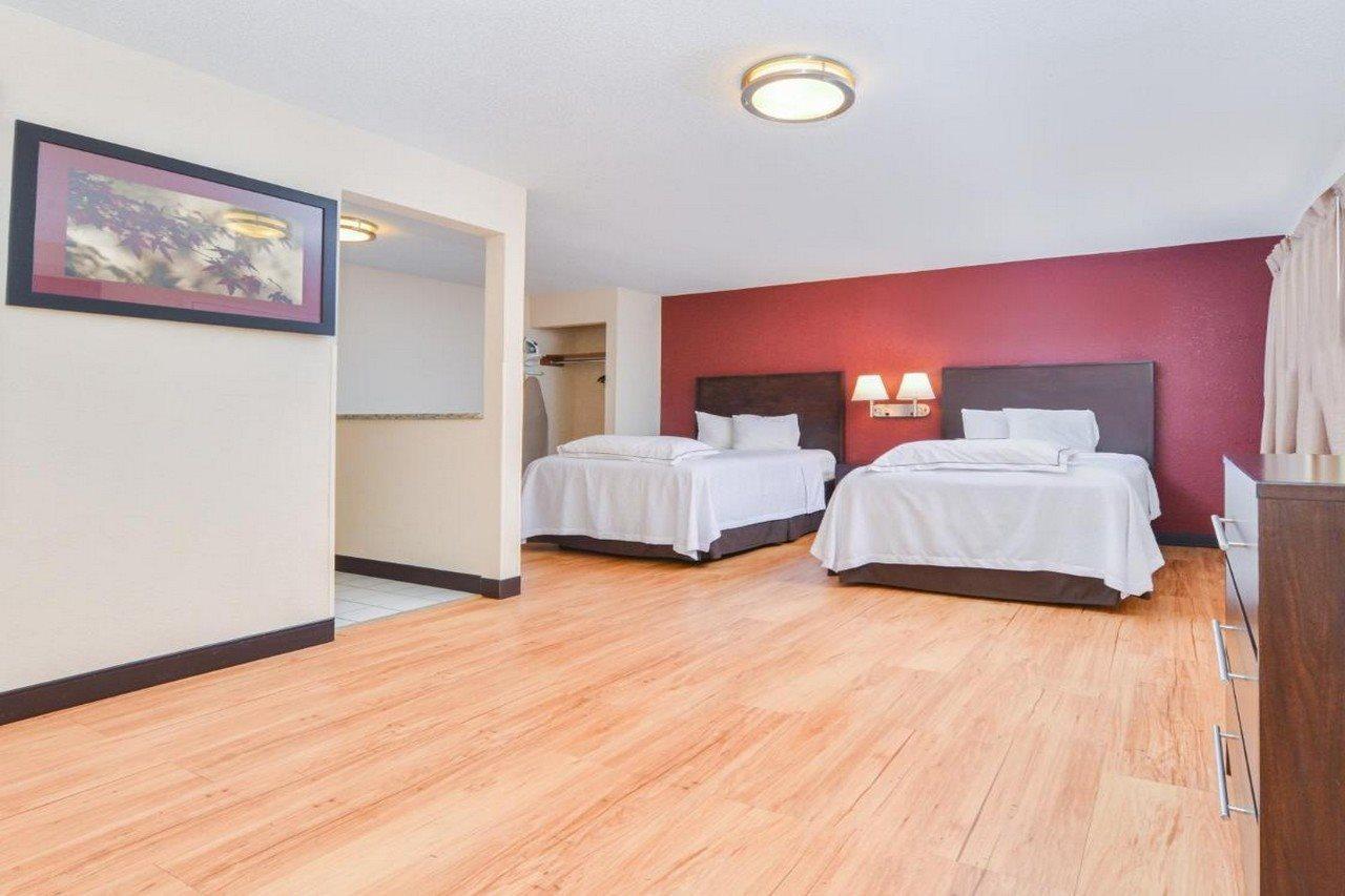 Hotel Red Roof Plus+ & 3*